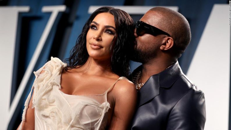 Kim Kardashian West y Kanye West asisten a la fiesta de los Oscar de Vanity Fair en febrero de 2020.