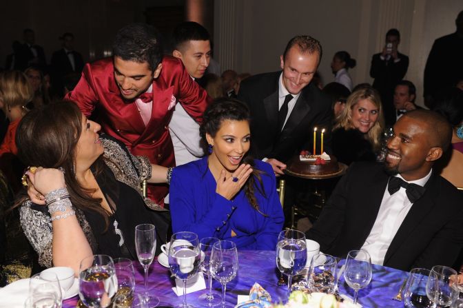 Kim recibe un pastel de cumpleaños mientras asistía al Angel Ball en Nueva York, en octubre de 2012. Un día antes cumplió años.