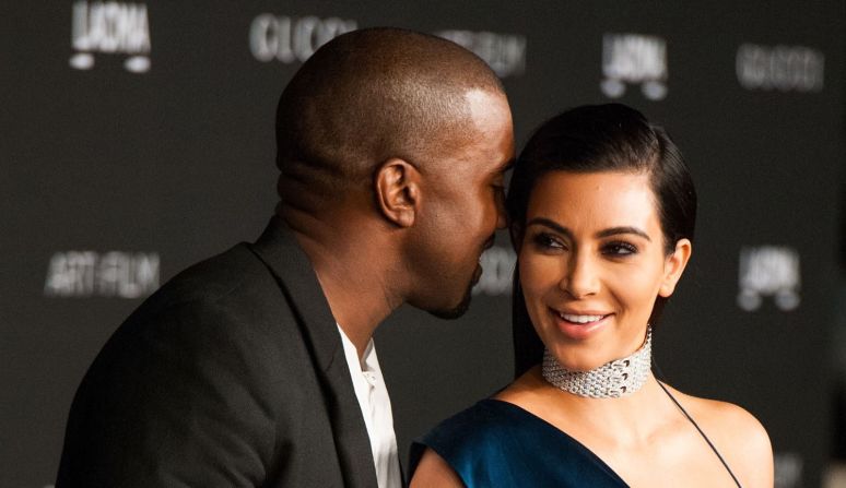 Kanye le susurra algo a Kim durante una alfombra roja en noviembre de 2014.