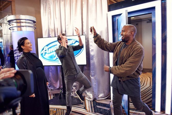 Kanye da una sorpresa en "American Idol" con una audición en octubre de 2015. Kim estaba embarazada de su segundo bebé.