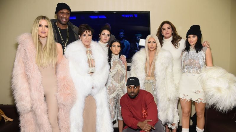 Kim y Kanye posan con miembros de la familia de ella en febrero de 2016. De izquierda a derecha están Khloe Kardashian, Lamar Odom, Kris Jenner, Kendall Jenner, Kourtney Kardashian, Kanye, Kim, Caitlin Jenner y Kylie Jenner.
