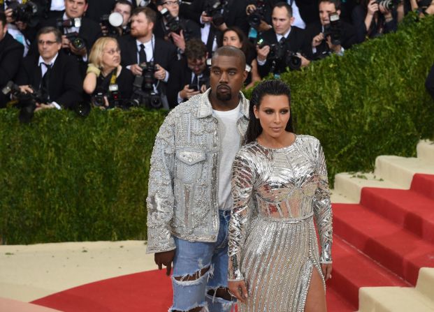 Kim y Kanye caminan por la alfombra roja en la Met Gala en mayo de 2016.