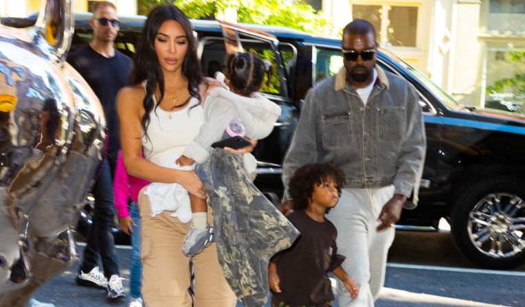 La familia es fotografiada en Nueva York en septiembre de 2019. Kim dio a luz a su hija Chicago en enero de 2018 y a su hijo Psalm en mayo de 2019.