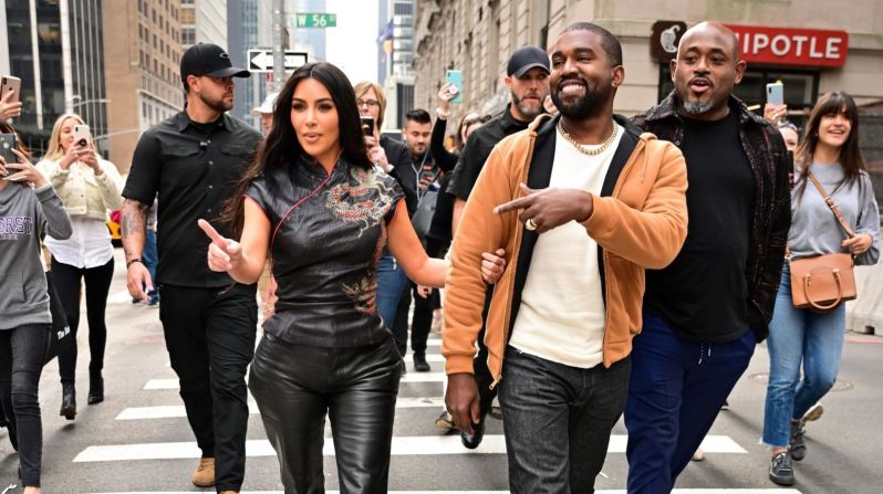 La pareja camina por la Sexta Avenida en Nueva York en octubre de 2019.