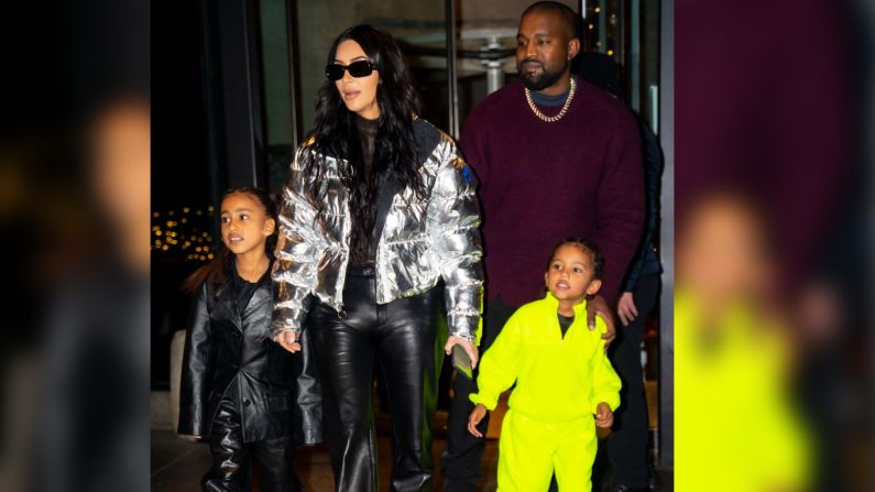 De izquierda a derecha, North, Kim, Kanye y Saint Walt juntos en Nueva York en diciembre de 2019.
