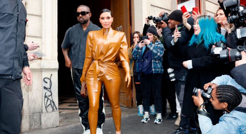 Kim y Kanye son fotografiados en París en marzo de 2020.
