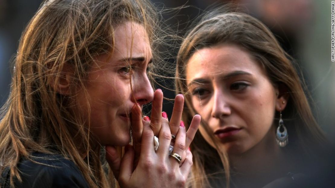 CNNE 9561b93e - 151115120742-paris-attacks-grief-780x439