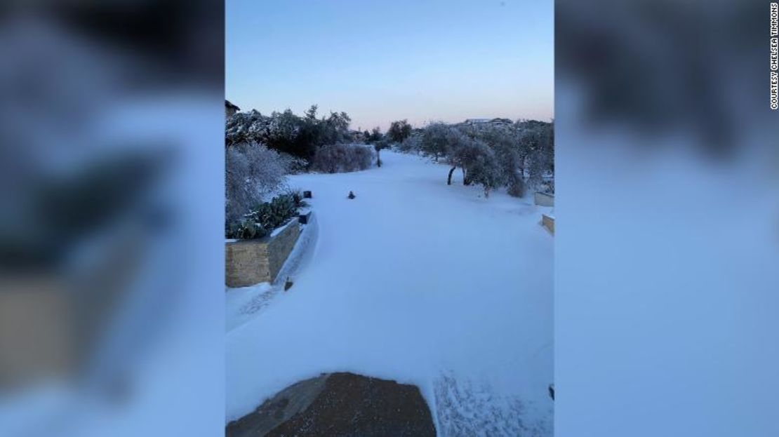 Timmons se encontró al final de un camino de entrada largo y cubierto de nieve.