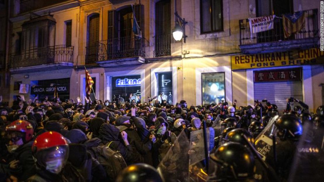 Los manifestantes se enfrentaron a una línea de policías antidisturbios en Barcelona durante los enfrentamientos en la quinta noche de manifestaciones violentas que condenan la detención del rapero Pablo Hasél.