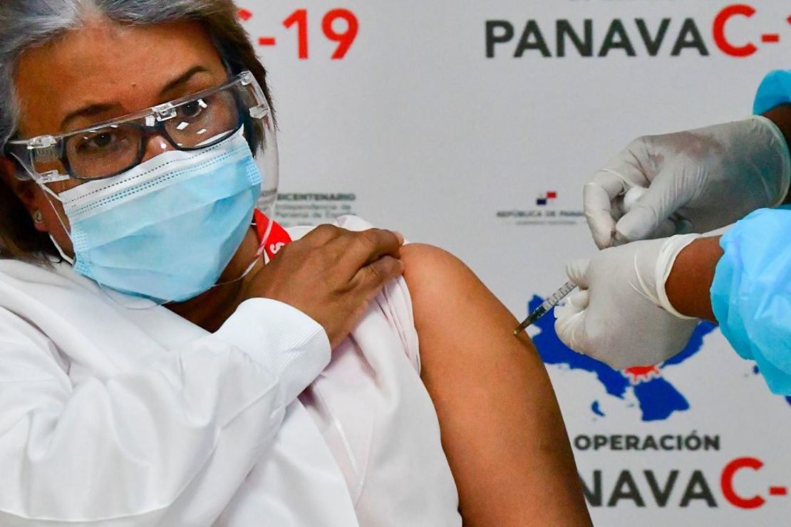 La enfermera Violeta Gaona, primera persona en ser inoculada con la vacuna Pfizer/BioNTech en Panamá, recibe su segunda dosis en el Hospital Santo Tomás en Ciudad de Panamá.