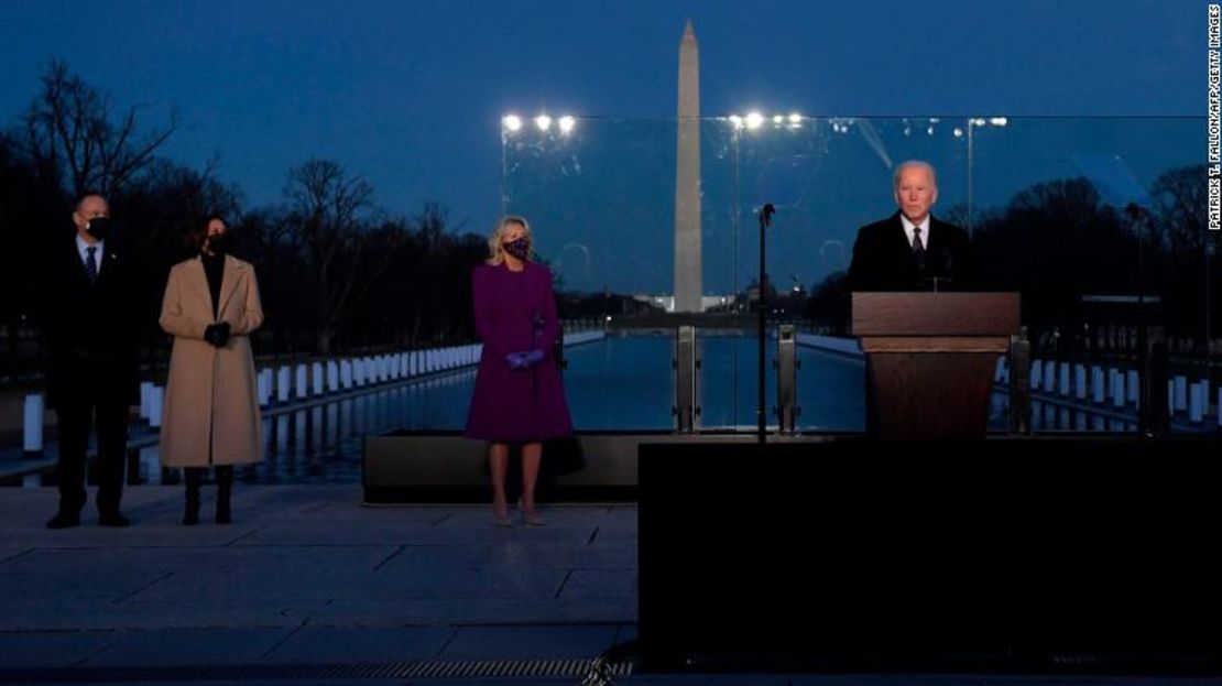 Biden habla durante un evento conmemorativo por el covid-19 en el Monumento a Lincoln el mes pasado.