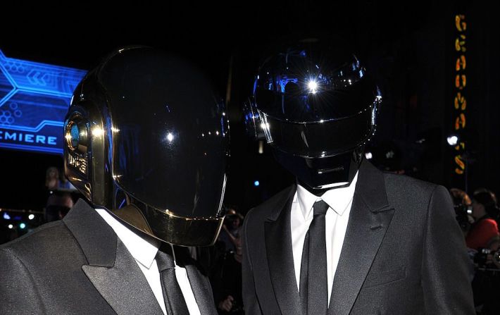 El dúo comenzó a usar los cascos de robot en 2001, junto con disfraces brillantes. Y es inusual que no los usen, pues la pieza se convirtió en parte integral de la marca de Daft Punk.