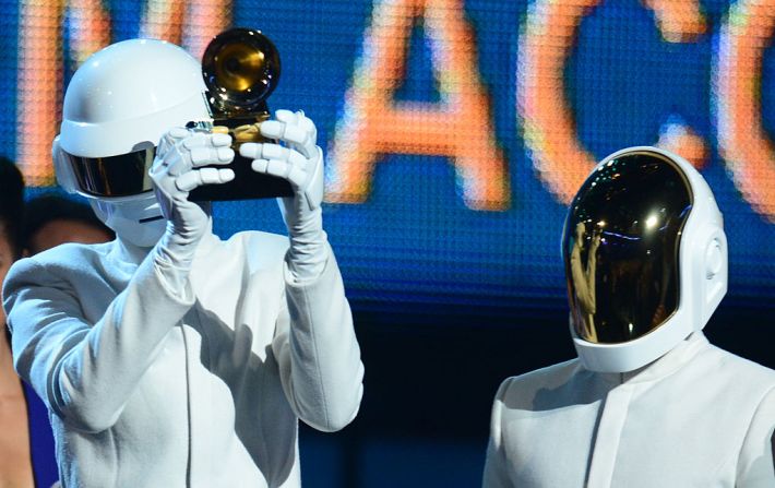 Daft Punk, galardonado con algunos premios Grammy, es conocido por usar voces computarizadas y usar cascos de robot tanto en público, como en todos sus videos musicales.