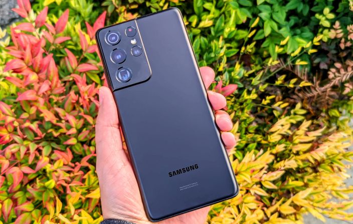 El Galaxy S21 Plus tiene una de las mejores características y cámaras que se pueden obtener en un celular y su diseño de vidrio y metal en color negro lo hacen verse muy imponente.  Mira la galería →