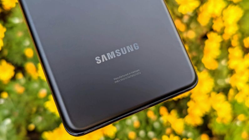 Este celular de Samsung es resistente al agua con la certificación IP68, es compatible con carga inalámbrica y puede también cargar otros dispositivos de la misma manera.