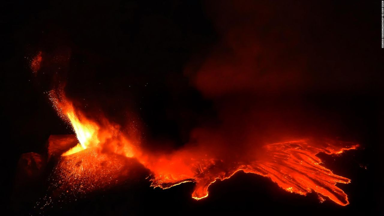 CNNE 957181 - asi se ve la erupcion de un volcan desde el espacio