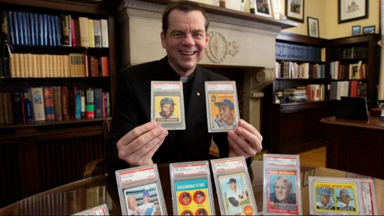 CNNE 957427 - sacerdote subasta sus tarjetas de beisbol