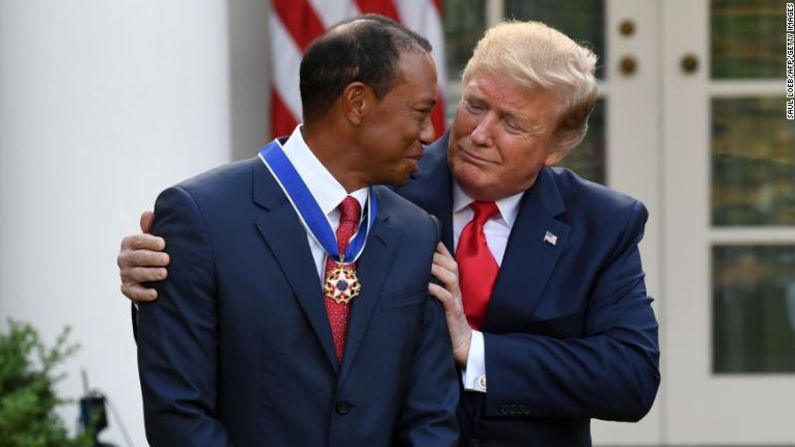 Un mes después de ganar el Masters en 2019, Woods recibió el honor civil más alto de la nación, la Medalla Presidencial de la Libertad, entregada por el entonces presidente Donald Trump.