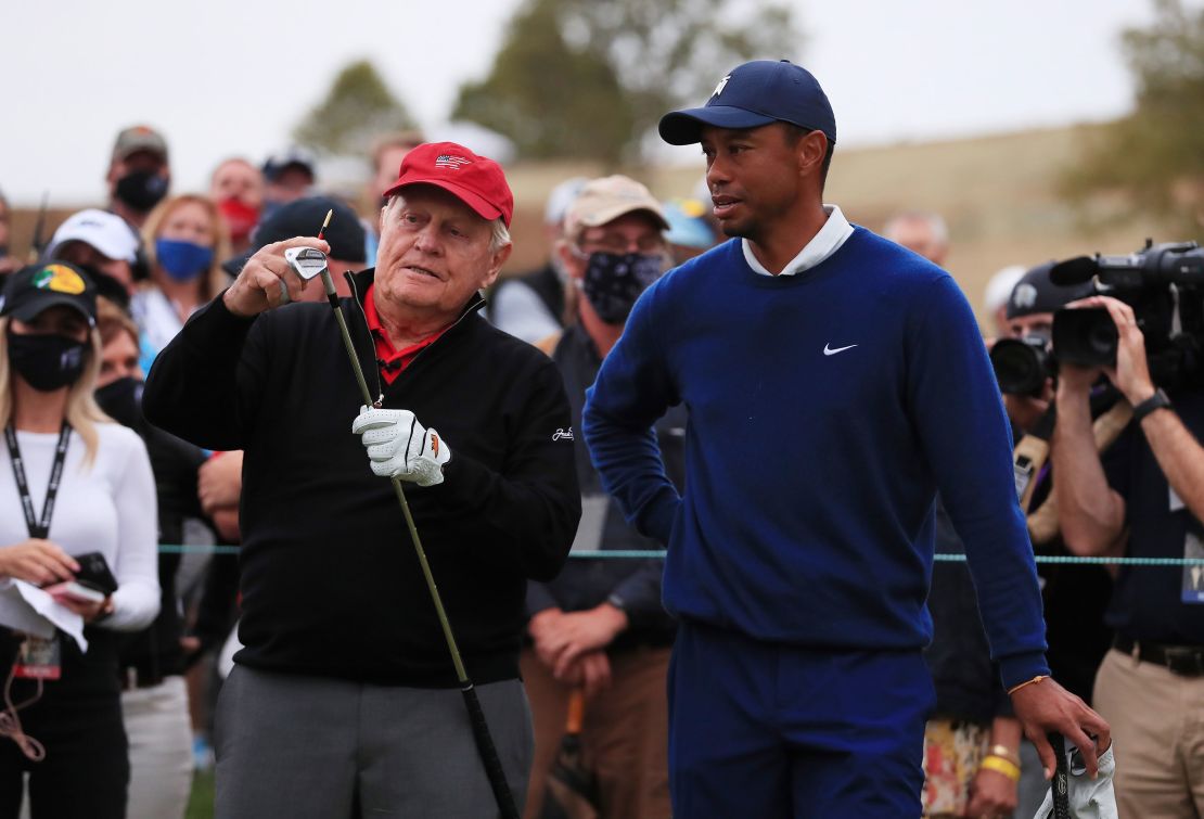 Jack Nicklaus habla con Tiger Woods en la Payne’s Valley Cup el 22 de septiembre de 2020 en Ridgedale, Missouri.