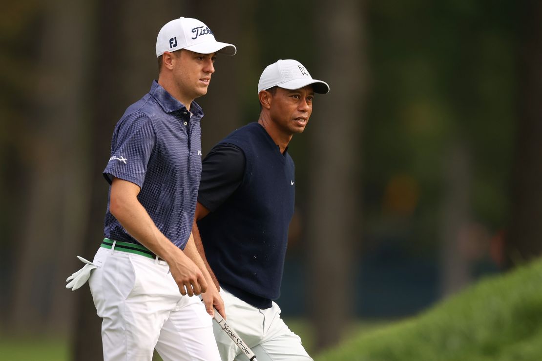 Justin Thomas y Tiger Woods durante el US Open el 17 de septiembre en Mamaroneck, New York.