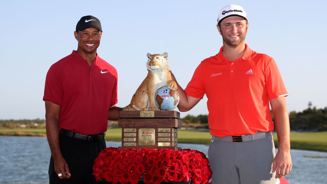 Jon Rahm posa con Tiger Woods tras ganar el Hero World Challenge en 2018.