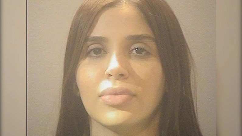 Emma Coronel Aispuro, de 31 años, fue arrestada en el Aeropuerto Internacional Dulles en Virginia por conspiración para distribuir un kilo o más de heroína, cinco kilogramos o más de cocaína, 1.000 kilogramos o más de marihuana y 500 gramos o más de metanfetaminas por importación ilegal al país, según un comunicado del Departamento de Justicia.
