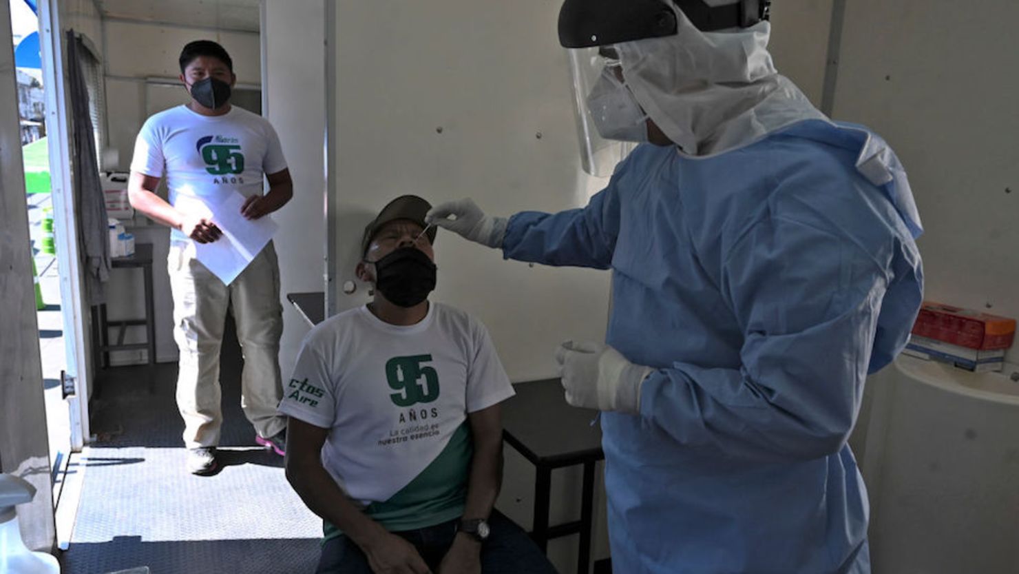 Aplicación de prueba contra el covid-19 en Guatemala. (Photo by Johan ORDONEZ / AFP)