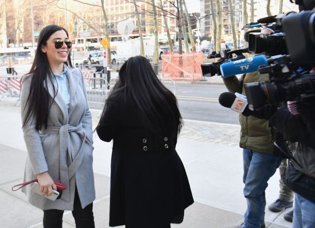 Emma Coronel Aispuro, llegando a la Corte Federal de Brooklyn en enero de 2019 en Nueva York. El juicio comenzó en noviembre de 2018.