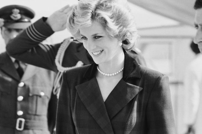 Es fascinante recordar que algo tan sencillo -- que comenzó a formarse dentro de moluscos en el fondo del mar hace siglos-- se haya convertido en una de las joyas más bellas que existen. ¡Y una fuente de fantasía para todos! Aquí la princesa Diana con un collar de perlas.