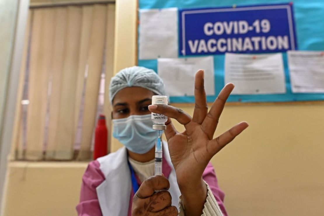 TOPSHOT - A medical worker prepares to administer a dose of the Covid-19 coronavirus vaccine to a municipal worker at a vaccination centre in New Delhi on February 22, 2021, as India's coronavirus cases passed 11 million. (Photo by Sajjad HUSSAIN / AFP)