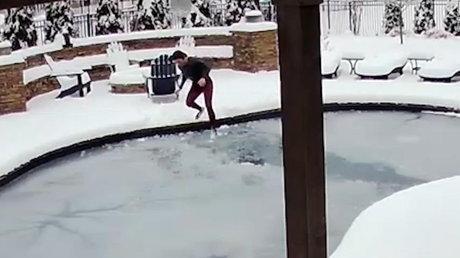 Mujer se arroja a piscina congelada para rescatar a su perro atrapado bajo  una capa de hielo