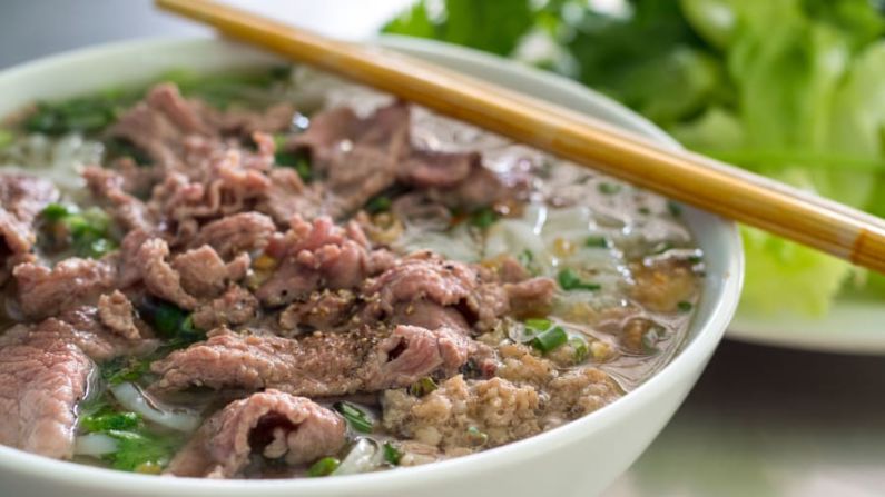 Pho de ternera (phở bò) | Vietnam: la carne se cuece a fuego lento durante horas con canela, anís estrellado y otras especias calientes para crear una base maravillosamente aromática para esta sopa de fideos de arroz. Leisa Tyler / LightRocket / Getty Images