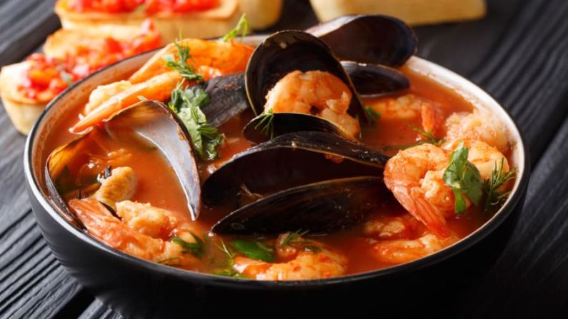 Bouillabaisse | Francia: azafrán, aceite de oliva, hinojo, ajo y tomate se mezclan con pescado fresco del mar en Bouillabaisse, un plato sinónimo de la ciudad costera de Marsella. Shutterstock