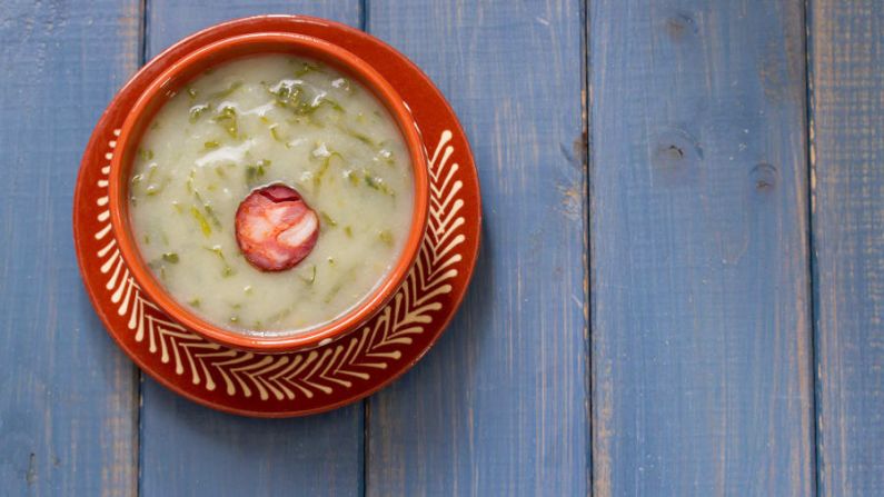 Caldo verde | Portugal: esta sopa rústica combina verduras en rodajas finas con papas y cebollas para una comida abundante. En muchas versiones, se agrega tierno chorizo portugués. Shutterstock