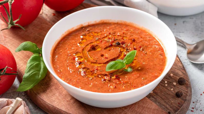 Gazpacho | España: los residentes de Andalucía, España, usan esta sopa fría a base de tomate para hacer frente a sus veranos calurosos. Shutterstock