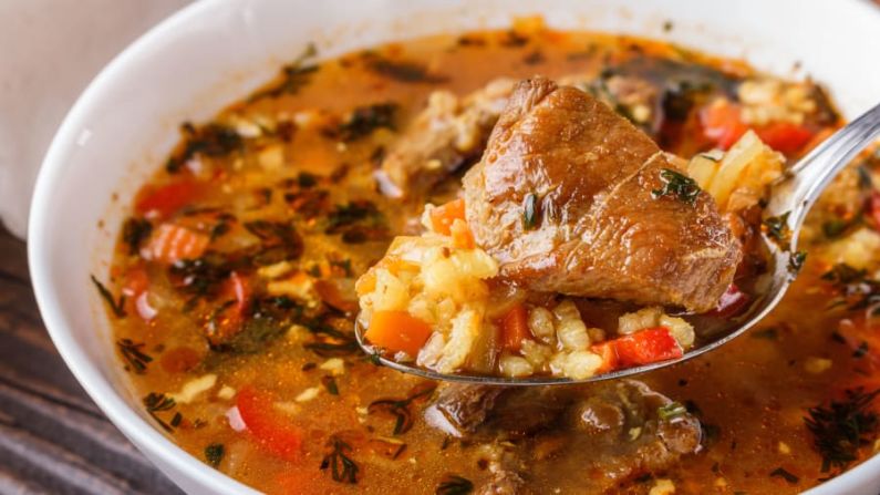 Kharcho | Georgia: ¿cuál es el secreto detrás de esta deliciosa sopa de carne grasosa y nueces molidas de Georgia (el país)? Es una salsa de ciruela ácida llamada tkemali. Shutterstock