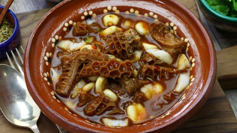 Menudo | México: esta sopa tradicional mexicana está hecha con tripas (estómago de vaca) y maíz molido en un caldo de ajo. Shutterstock