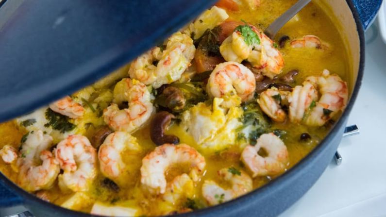 Moqueca de camarão | Brasil: si te encantan los camarones, tendrás que probar esta sopa de caldo de coco teñida con aceite de palma y tomates. Shutterstock