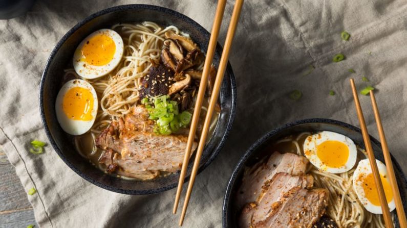 Tonkotsu ramen | Japón: los huesos de cerdo cocidos a fuego lento le dan un sabor intenso a este ramen clásico, cuyo caldo está turbio con tuétano y grasa. Shutterstock