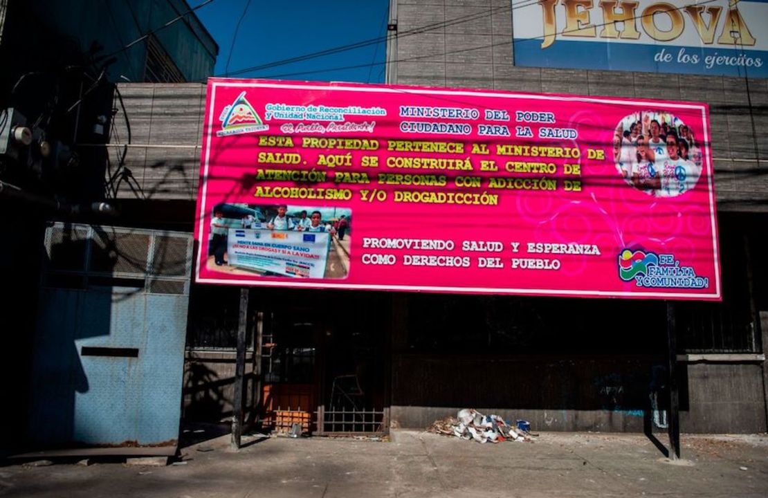 Vista de un letrero en el exterior del edificio donde se encontraba el canal de noticias "100% Noticias", en Managua, luego de que fuera confiscado por el gobierno y asignado al Ministerio de Salud.