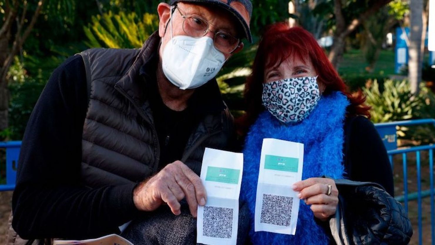 Israelíes muestran su "pase verde" (prueba de estar completamente vacunados contra el coronavirus) antes de ingresar al concierto del Pase Verde para personas mayores vacunadas, organizado por el municipio de Tel Aviv, el 24 de febrero de 2021.
