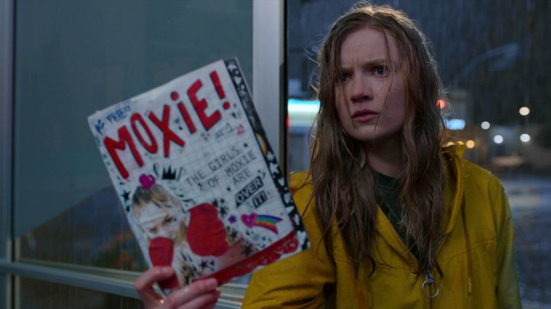 "Moxie": una joven de 16 años publica una revista anónima en la que denuncia el sexismo en su escuela. La serie, dirigida por Amy Poehler, está protagonizada por Hadley Robinson, Lauren Tsai y Patrick Schwarzenegger. Disponible en Netflix.