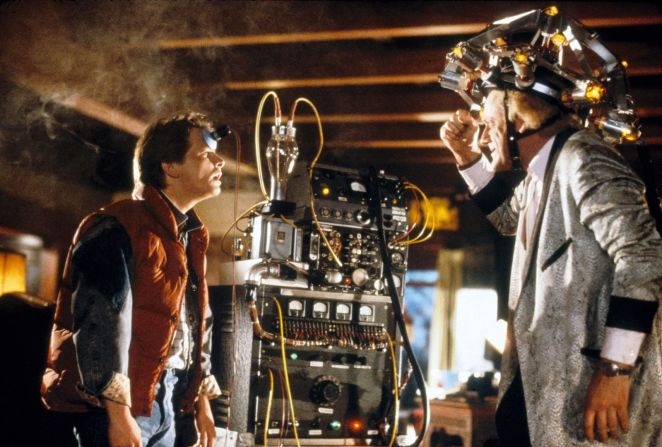 "Back to the Future": el éxito de ciencia ficción protagonizado por Michael J. Fox en el papel del adolescente californiano Marty McFly es un clásico. McFly retrocede en el tiempo y conoce a sus padres cuando eran adolescentes tras un experimento de su amigo científico Doc Brown, interpretado por Christopher Lloyd.