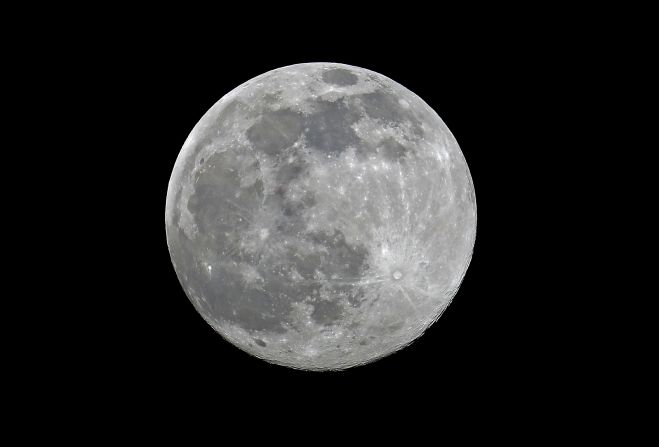 La luna llena también se vio en el cielo nocturno del 26 de febrero de 2021 en Londres.