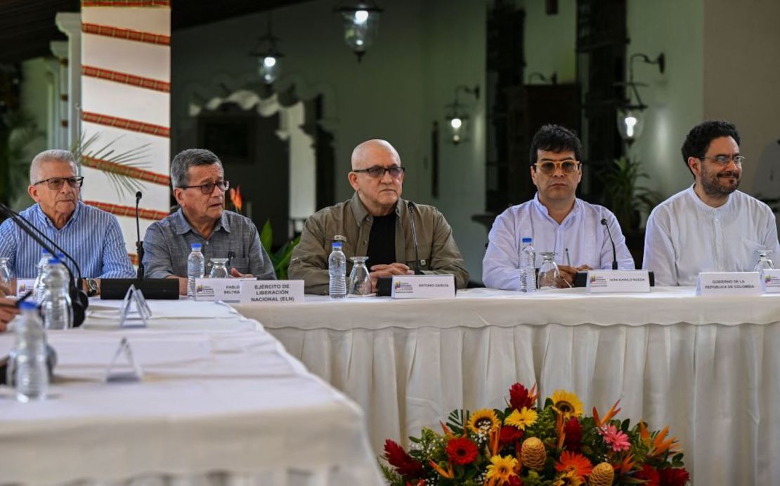 Los comandantes del Ejército de Liberación Nacional de Colombia (ELN), (de izquierda a derecha) Aureliano Carbonel, Pablo Beltrán y Antonio García, el Comisionado para la Paz del Gobierno de Colombia, Danilo Rueda (2-R) y el senador colombiano Iván Cepeda (R) participan en un documento Ceremonia de firma tras anunciar nuevos diálogos de paz, en Caracas, el 4 de octubre de 2022.