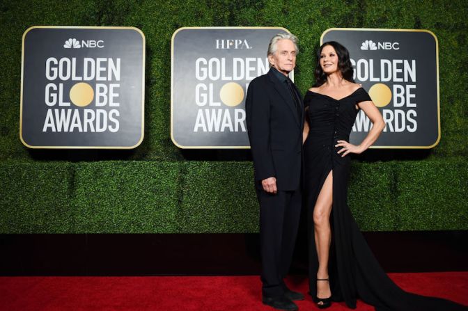 Michael Douglas y Catherine Zeta-Jones asisten a la 78a Entrega Anual de los Globo de Oro en The Rainbow Room el 28 de febrero de 2021 en la ciudad de Nueva York.