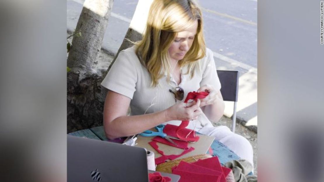 Kait Walsh hace flores en el Frogtown Art Walk en, Los Ángeles, para el Rose River Memorial.