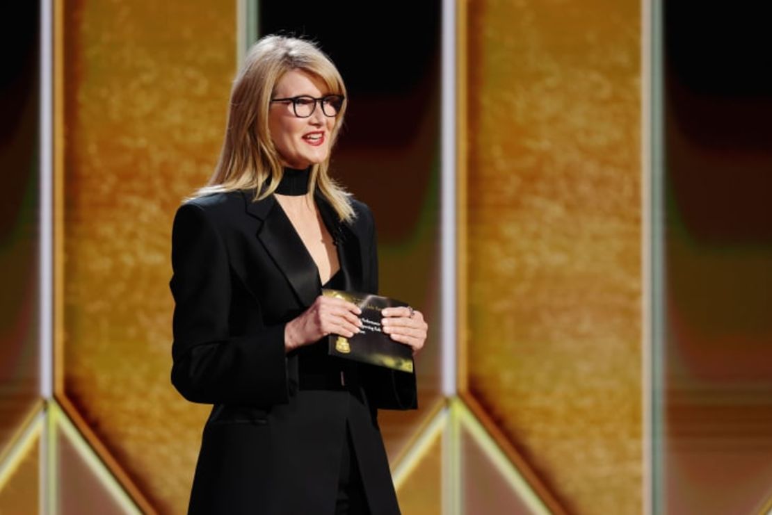 Laura Dern habla en el escenario en la 78ª Entrega Anual de los Globos de Oro.