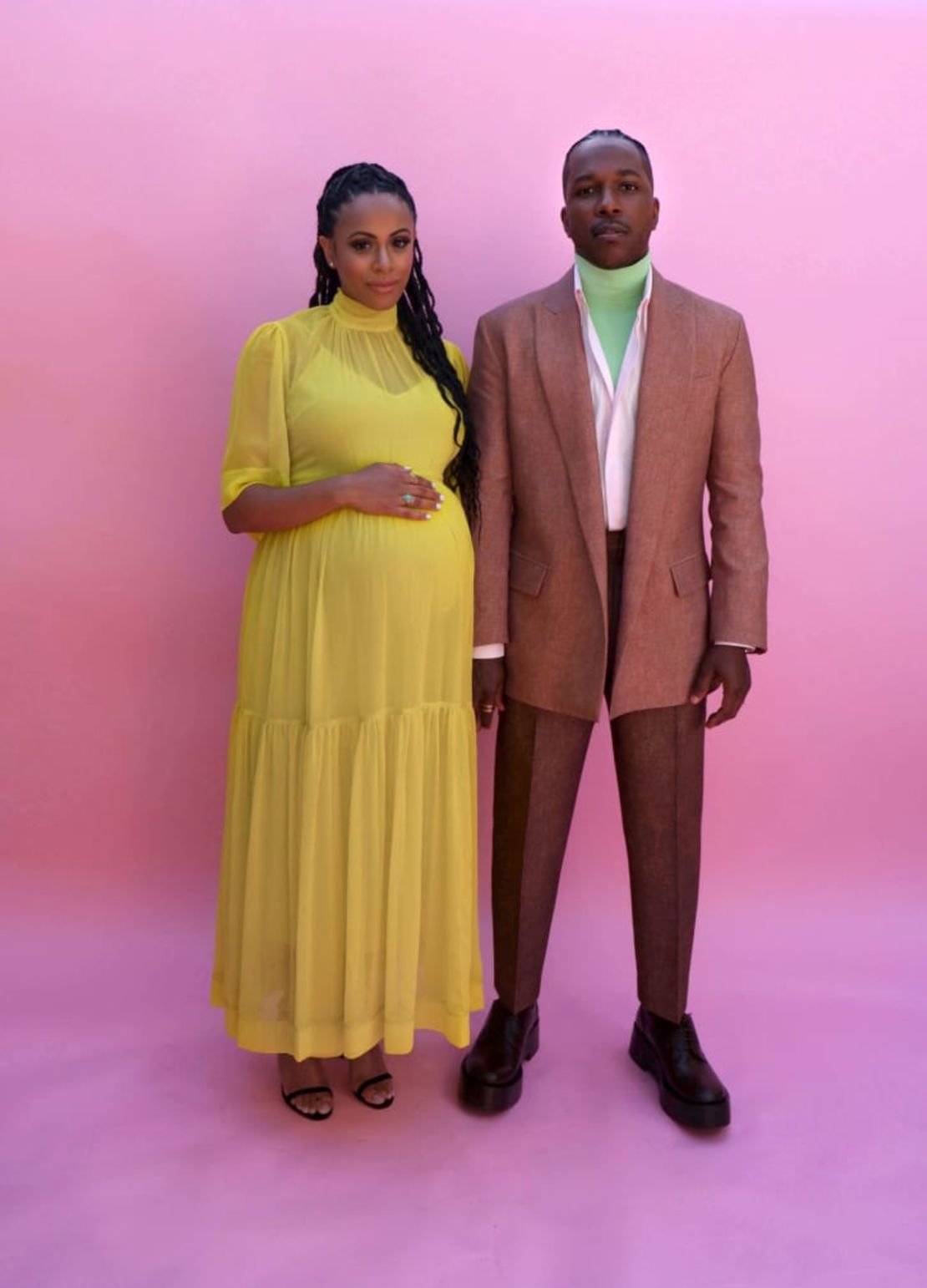 Leslie Odom, Jr. (R) y Nicolette Robinson se preparan para los Globos de Oro 2021 el 28 de febrero de 2021 en Los Ángeles, California.