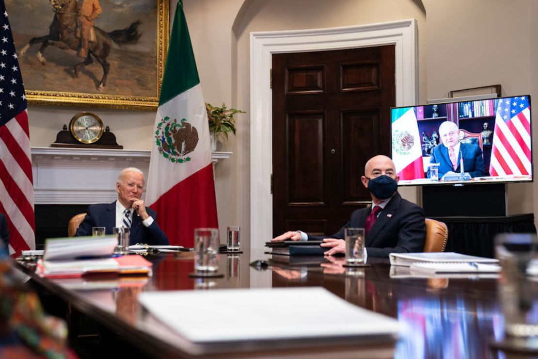 El presidente de EE.UU., Joe Biden, y el secretario de Seguridad Nacional, Alejandro Mayorkas, durante la reunión virtual con el presidente de México, Andrés Manuel López Obrador (en la pantalla).